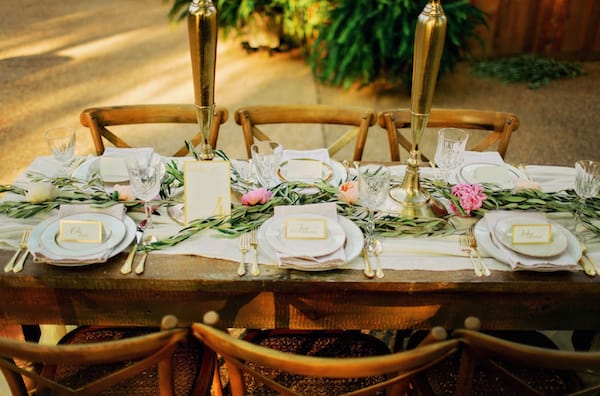 styledshoot_pursuingvintagerentals_lindsaysteelephoto_bloomsbythebox_25 Airy Inspiration Shoot outdoors DIY