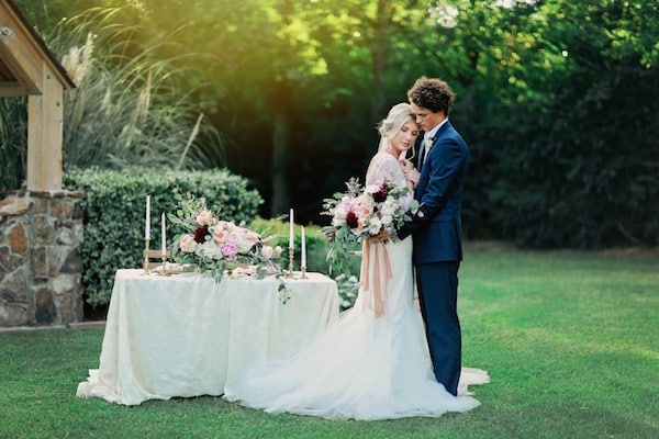 styledshoot_pursuingvintagerentals_lindsaysteelephoto_bloomsbythebox_31 Airy Inspiration Shoot outdoors DIY