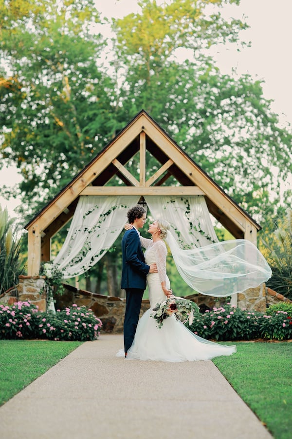 styledshoot_pursuingvintagerentals_lindsaysteelephoto_bloomsbythebox_69 Airy Inspiration Shoot outdoors DIY