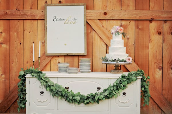 styledshoot_pursuingvintagerentals_lindsaysteelephoto_bloomsbythebox_74 Airy Inspiration Shoot outdoors DIY