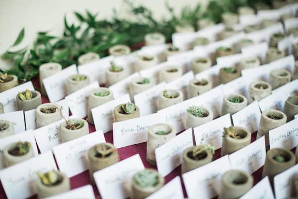 seat assignment cards with decorative mini flowers and mini vases