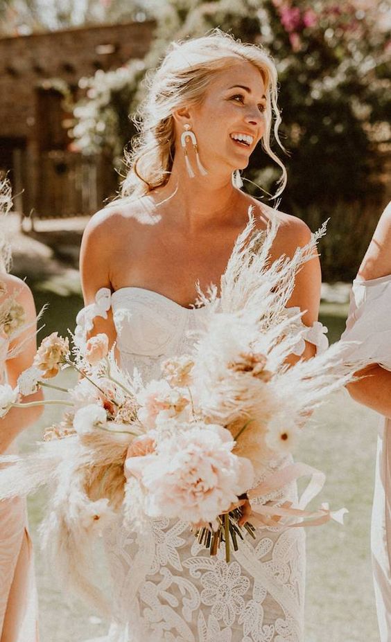 Bride with nuetral color flowers