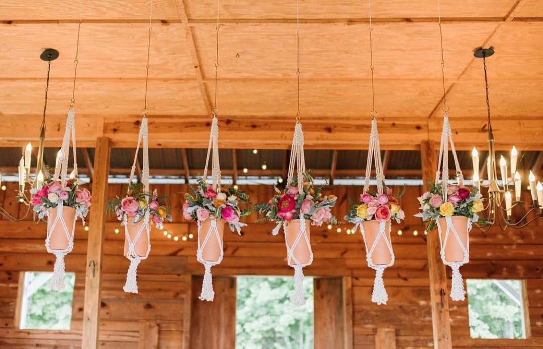 Hanging installations with pots and flowers hanging from the ceiling