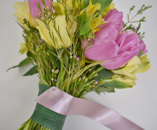 Wrapping bouquet with a ribbon
