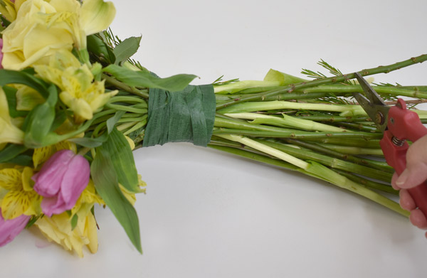 Taping the bouquet