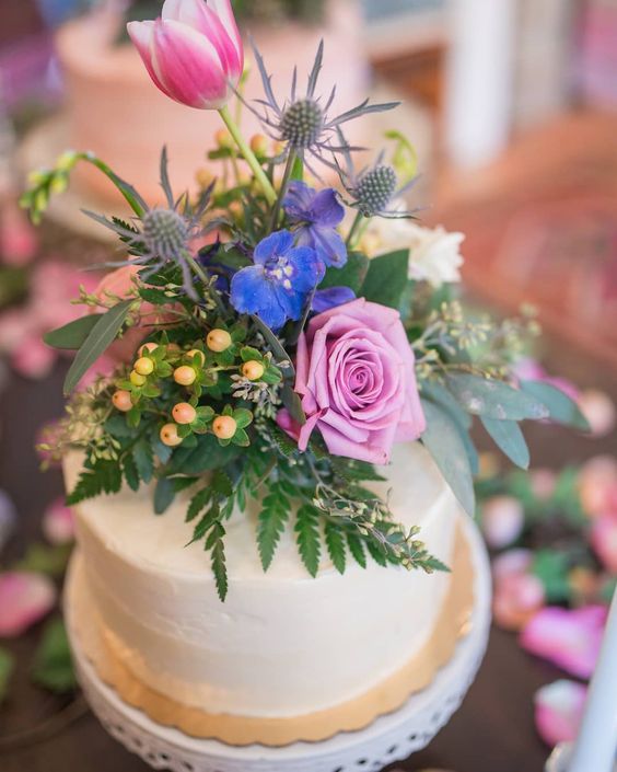 Roses, hypericum berries, roses top of cake