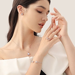 Shop-Jeulia-Jewelry Jeulia Jewelry model